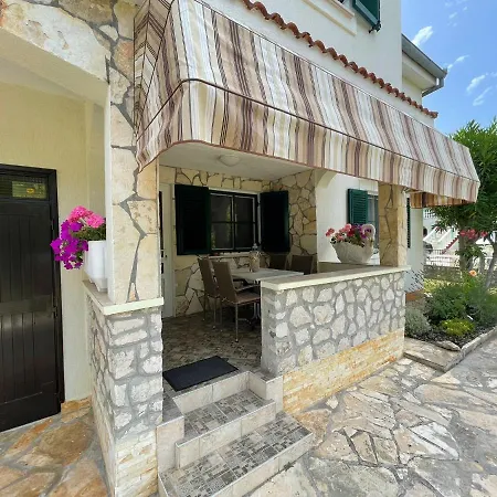 Apartment Veronika Vrsi